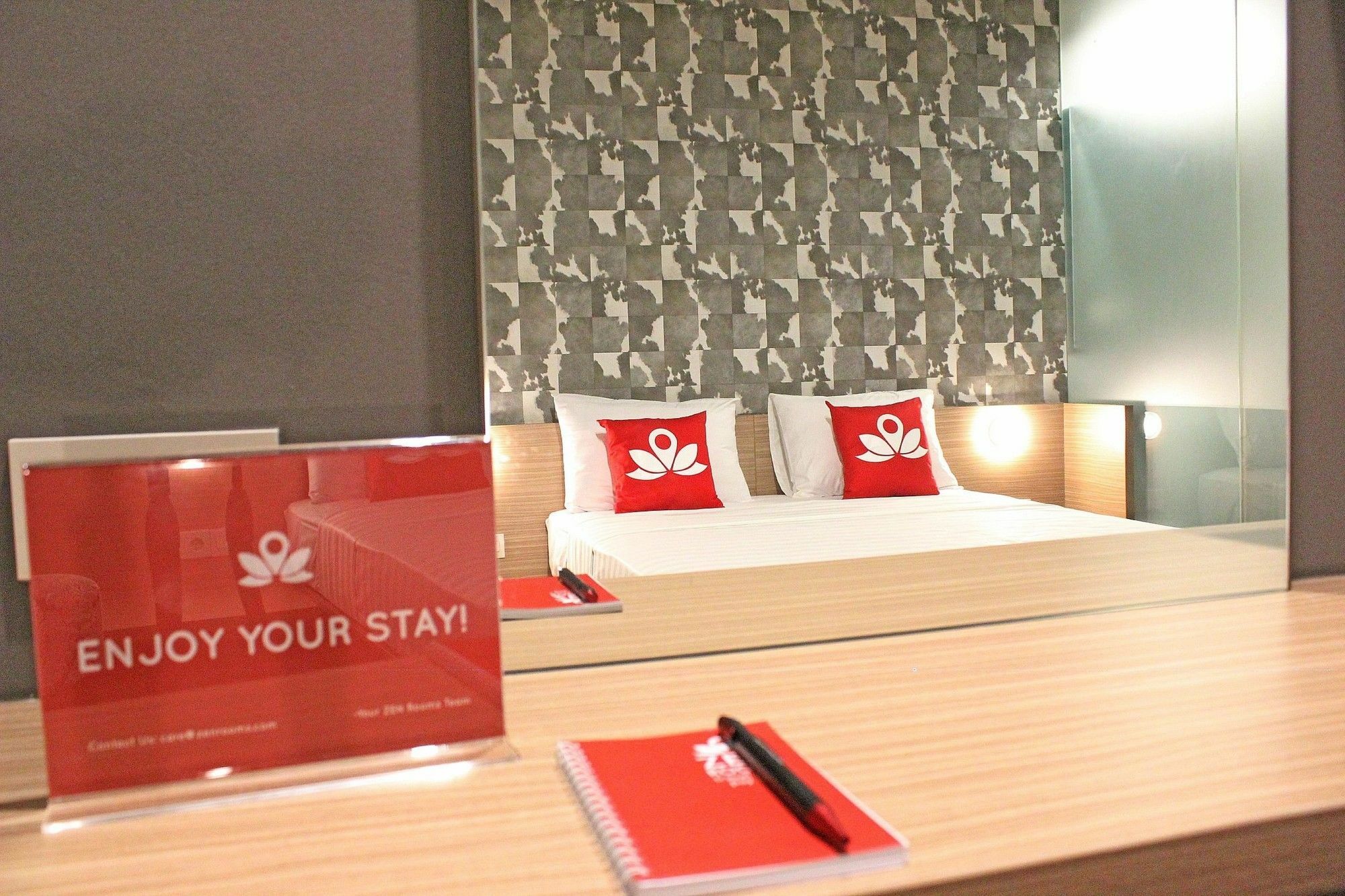Zen Premium Sampoerna Strategic Square Hotel Jakarta Luaran gambar