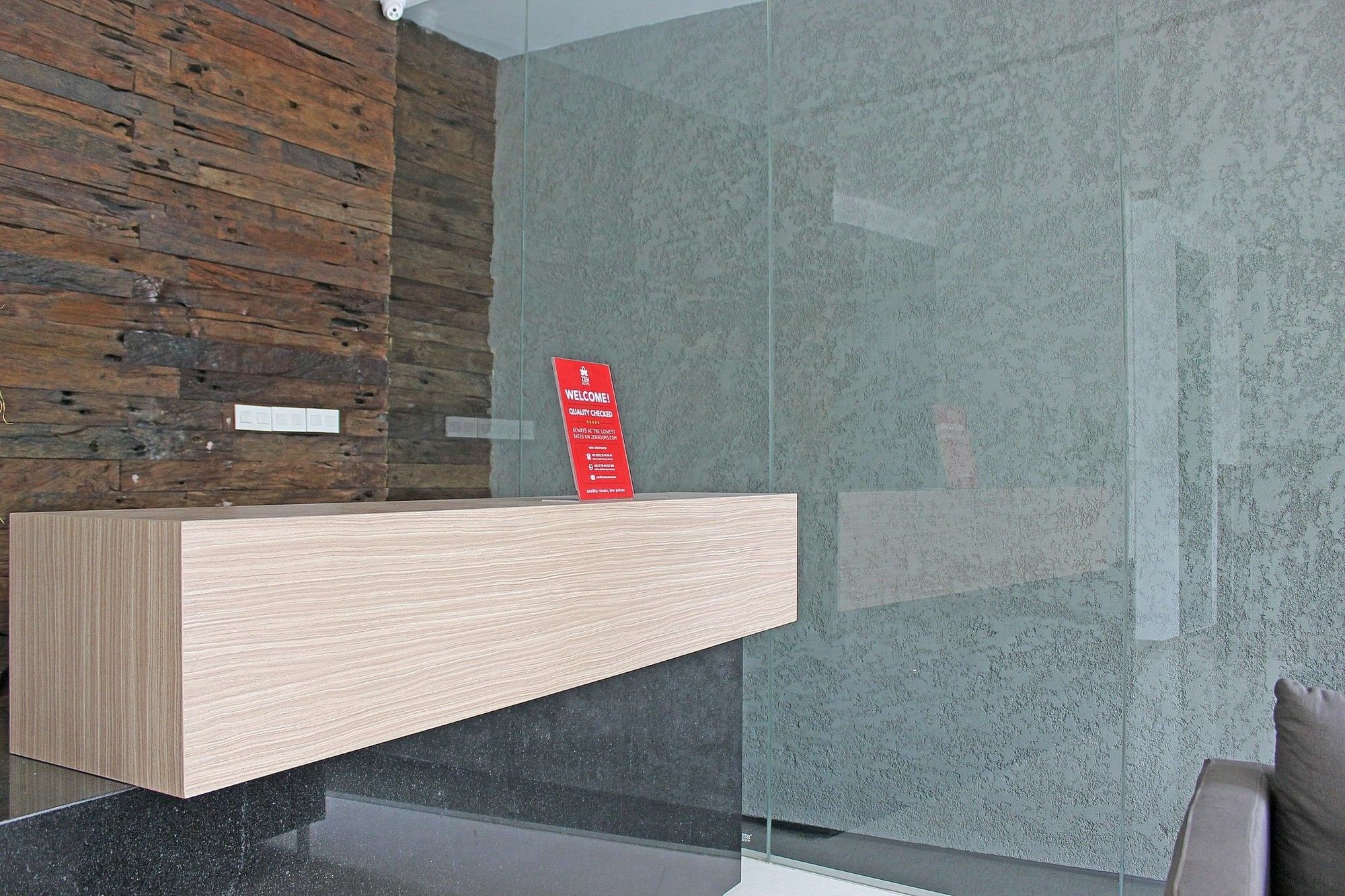 Zen Premium Sampoerna Strategic Square Hotel Jakarta Luaran gambar