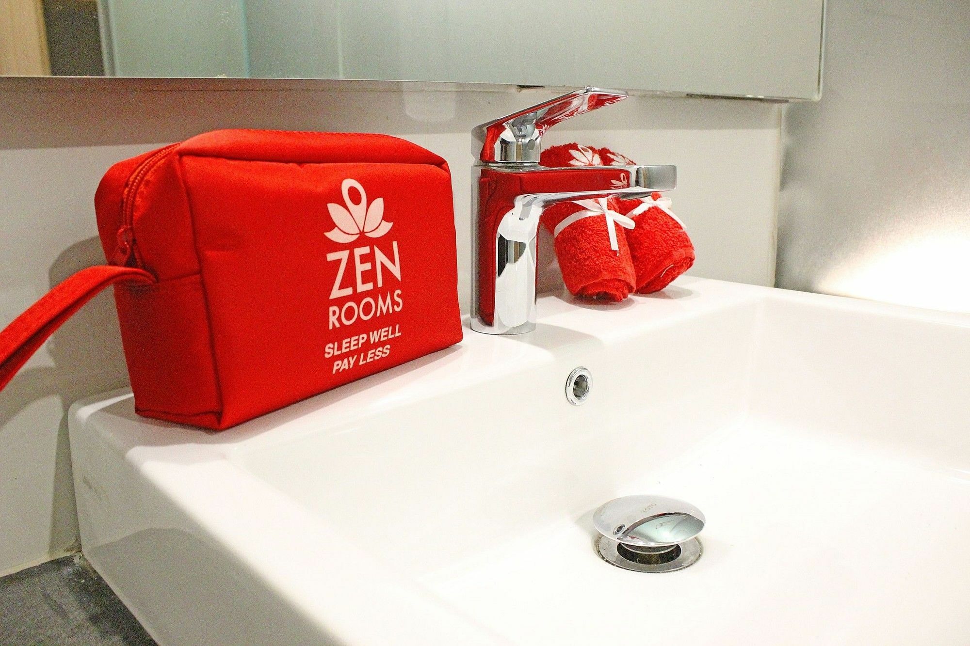 Zen Premium Sampoerna Strategic Square Hotel Jakarta Luaran gambar