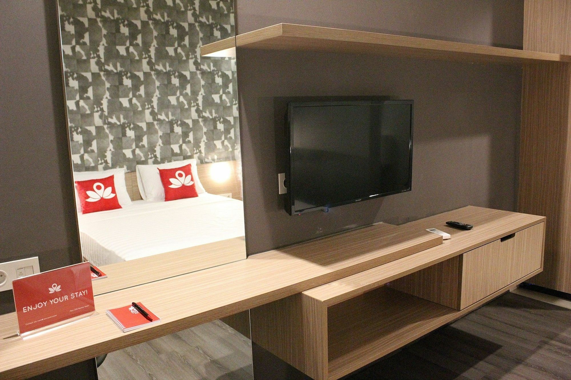 Zen Premium Sampoerna Strategic Square Hotel Jakarta Luaran gambar