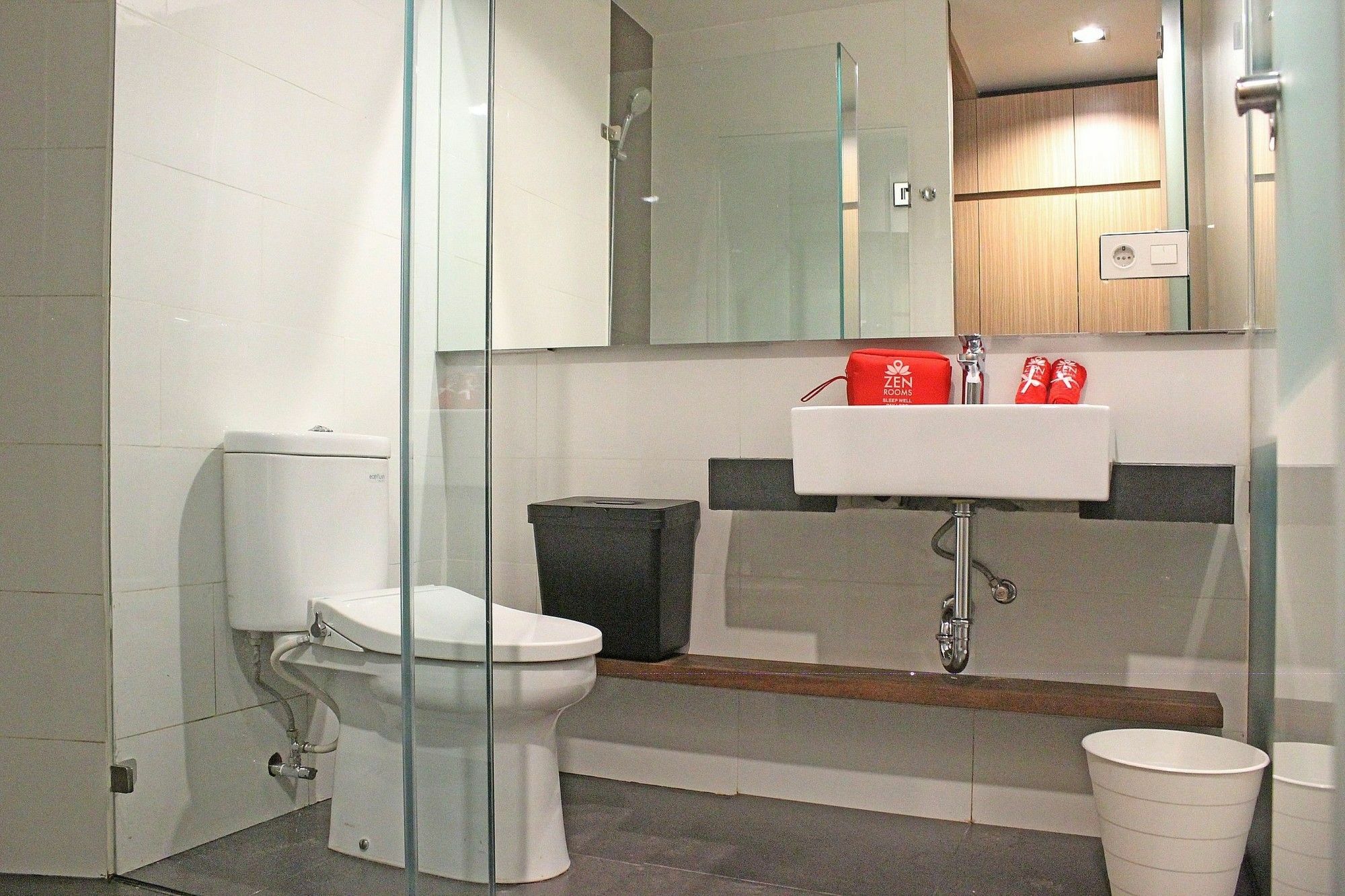 Zen Premium Sampoerna Strategic Square Hotel Jakarta Luaran gambar